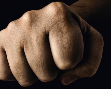 Пловдивчанин нападна с лозарска ножица свой съсед, скочи и на полицаи