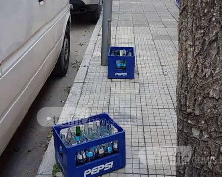 Пловдивски ресторант си пази паркоместа с... каси с празни шишета СНИМКИ