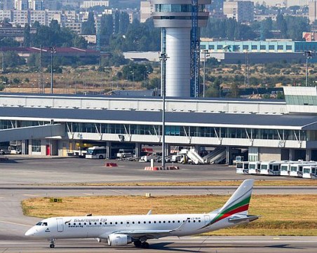 Самолет се приземи аварийно на Летище София след сбиване на борда