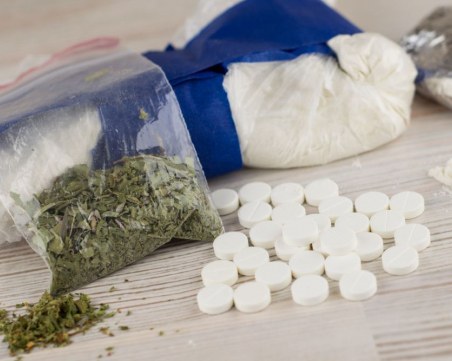 Удар на полицията! Спипаха близо 10 килограма дрога в жилище