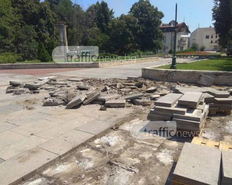 Започна се! Багери влязоха на площад 