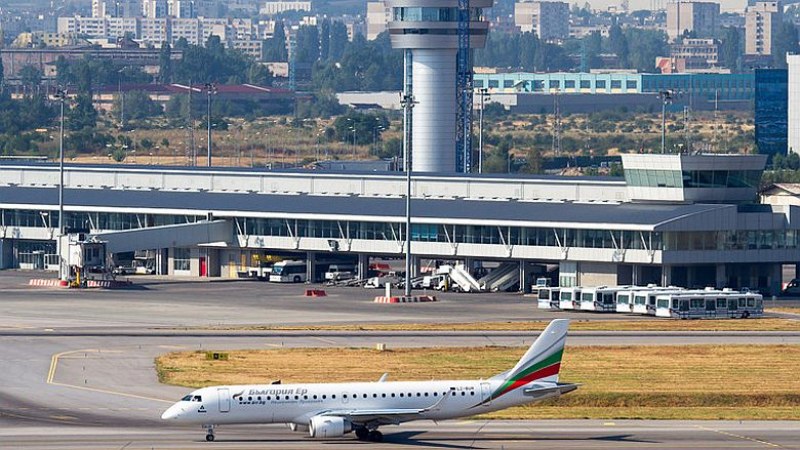 Самолет се приземи аварийно на Летище София след сбиване на борда