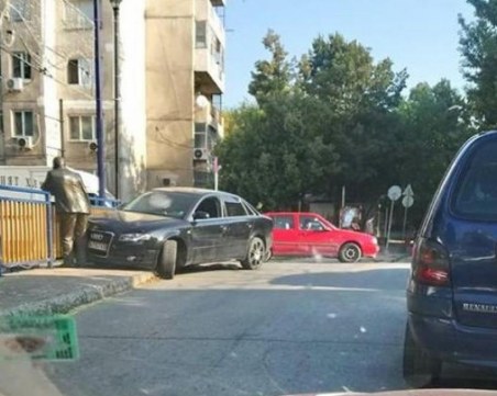 Ауди се заби в статуята на Нерон в Пазарджик