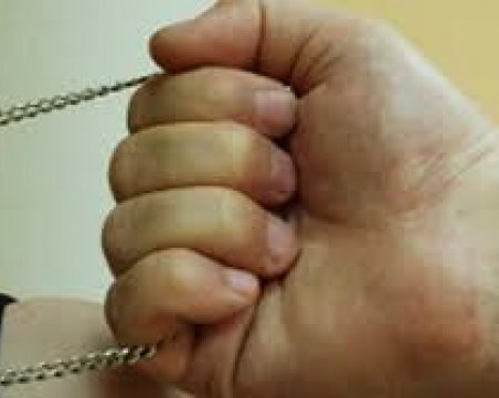 Бандити повалиха младеж от пловдивско село, отскубнаха златния му синджир