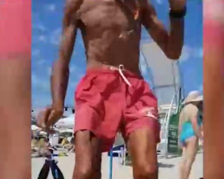 Бой на плажа! Спасител ритна плажуващ, той му отвърна