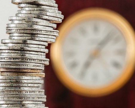 Болничен директор има 15 къщи и порше, а на влог държи милиони