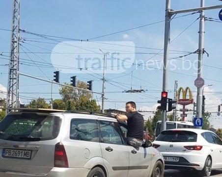 Дръж товара да не падне! Ей така се прави в Пловдив, та даже и с усмивка СНИМКИ