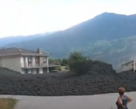 Кално свлачище затрупа коли и къщи в Швейцария