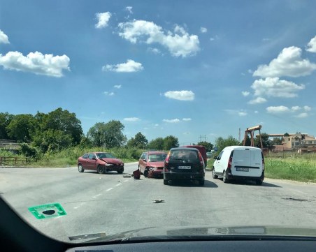 Още една катастрофа на Околовръстното! Три коли се нанизаха една в друга СНИМКИ