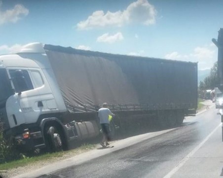 Отвориха за движение околовръстния път на Пловдив след инцидента с камиона