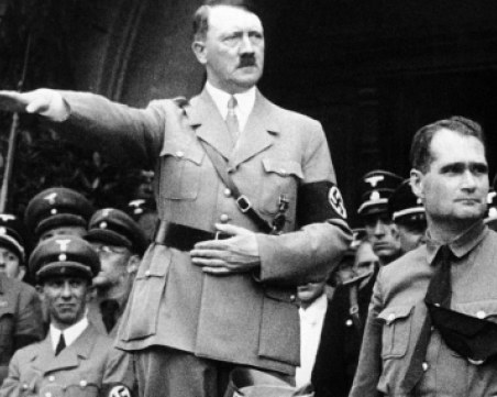 Разследват ученици заради игра на нацисти