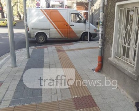 Защо им е светофар на пешеходците в Пловдив? Шофьор реши да го закрие СНИМКИ