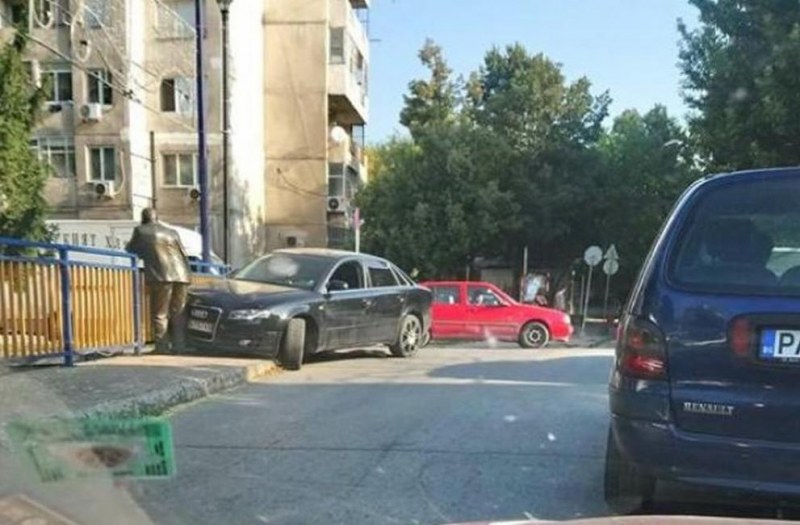 Ауди се заби в статуята на Нерон в Пазарджик