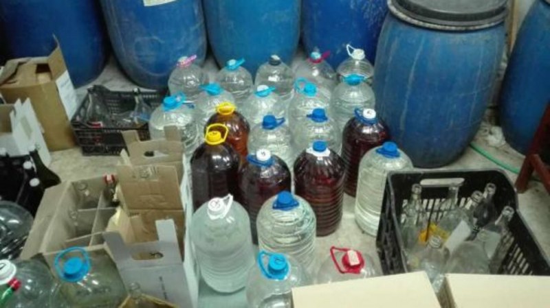 Хванаха близо 1 тон нелегален алкохол в гараж в Несебър