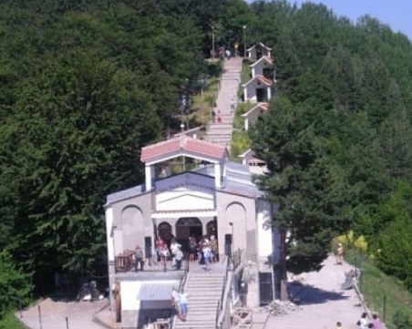 Древни съкровища, кътани с векове, се пазят край Кръстова гора