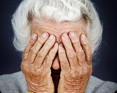 Двама тийнейджъри попаднаха в ареста под тепетата, обрали пенсионерка