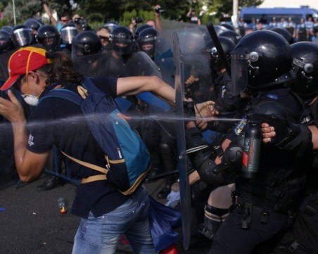Извънредна ситуация в Букурещ: Над 140 пострадали при протестите срещу правителството
