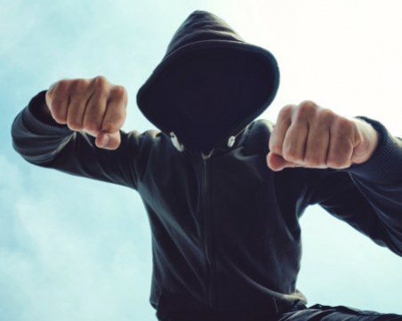 Мъж налетя на бой на двама в Пловдив, полицията спря разправата