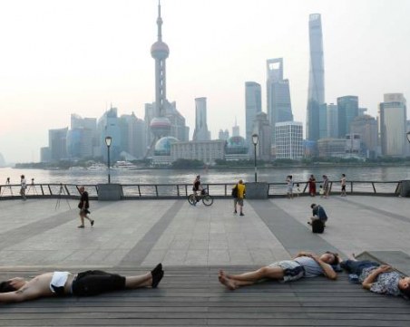 Невиждани жеги в Шанхай, хората масово спят навън