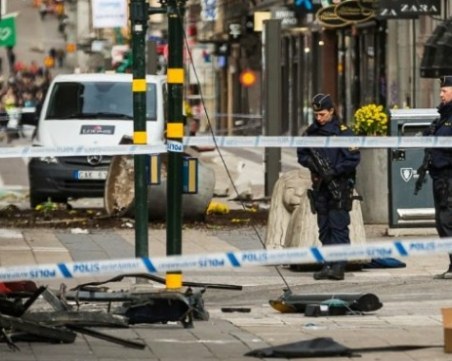 Пребиха атентатора от Стокхолм в затвора