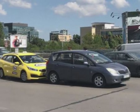 Разгневена шофьорка удари такси на задна - за отмъщение