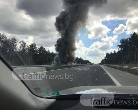 Тир гори на магистрала Марица в посока Пловдив! Движението е затворено ВИДЕО+СНИМКИ