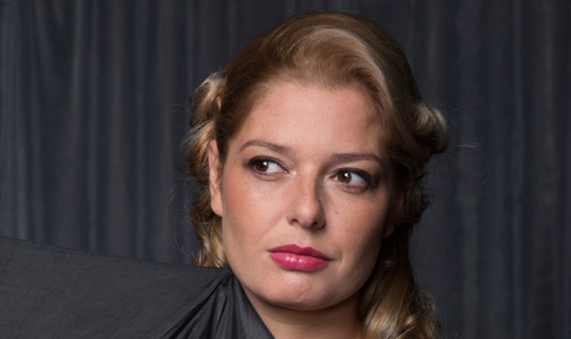 Алекс Сърчаджиева: Останах погнусена от поругаването на гроба на майка ми