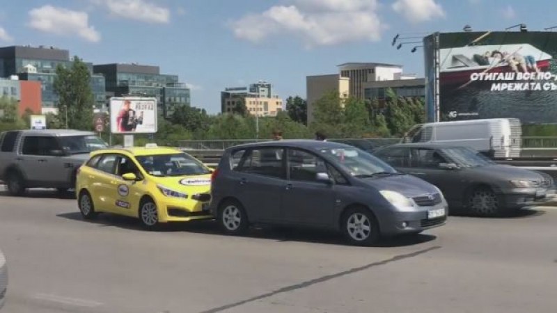 Разгневена шофьорка удари такси на задна - за отмъщение