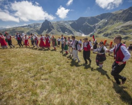 300 души се хванаха на хоро на Рила в опит за рекорд на Гинес