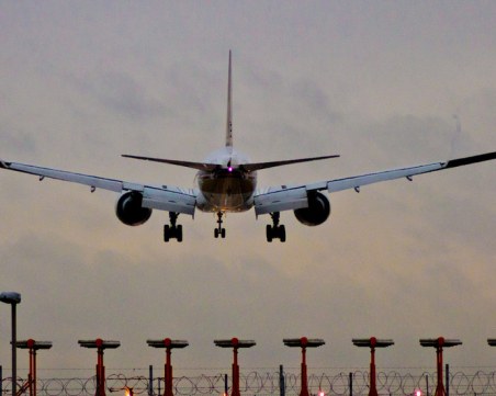 Авиомеханик задигна самолет, след това разби машината