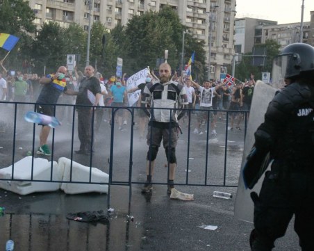 Над 440 души са ранените при сблъсъците в Румъния СНИМКИ и ВИДЕО