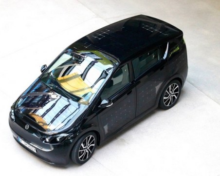 Тестват соларен електромобил в Германия