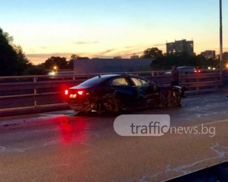 Верижна катастрофа на моста на Адата, две коли и мантинелата са смачкани СНИМКИ