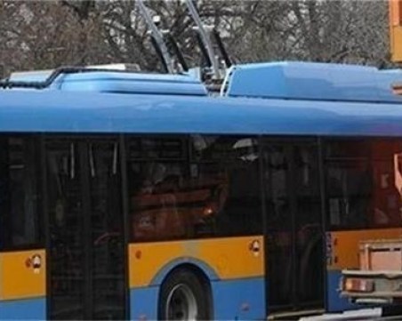Жена почина зад волана на тролей