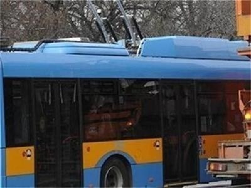 Жена почина зад волана на тролей