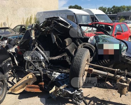 Колата, в която загинаха трима мъже, е сгъната на две, задържаха водача на трактора СНИМКИ и ВИДЕО