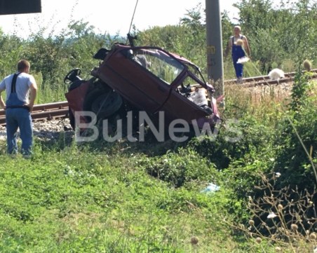 Влак премаза автомобил на прелез, жена загина намясто СНИМКИ