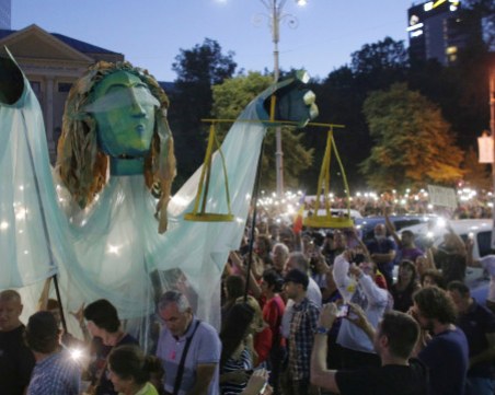 Вторият многохиляден протест срещу правителството в Румъния премина без сблъсъци