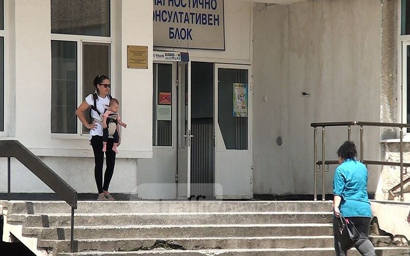 Карлово се вдигна на протест заради закриването на родилното отделение ВИДЕО
