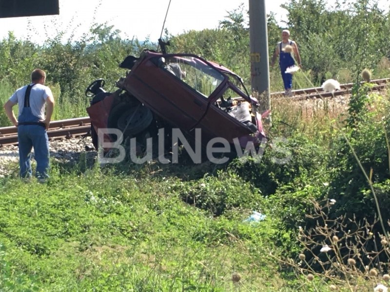 Влак премаза автомобил на прелез, жена загина намясто СНИМКИ