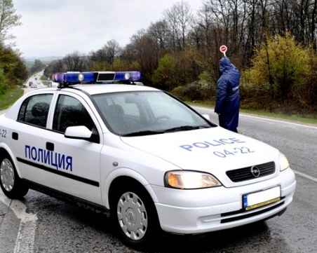 18-годишен без книжка опита да се изплъзне на полицията! Нощ в районното, обаче не му се размина