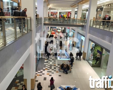 Евакуираха мол Пловдив! На някой му се прииска да гаси пожар...