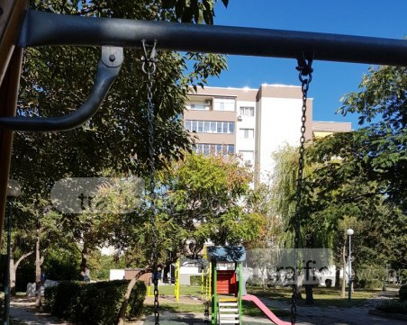 Нова люлка се скъса и дете от Пловдив падна! Баща видя износен закрепващ болт СНИМКИ