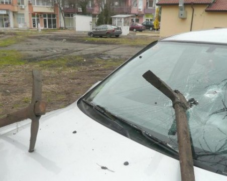 Отмъщение заради паркомясто е причината пловдивски мерцедес да осъмне със забити кирки