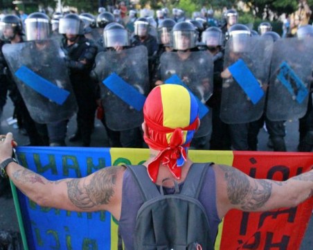 Поредна безсънна нощ в Букурещ! Над 10 000 се включиха в протестите