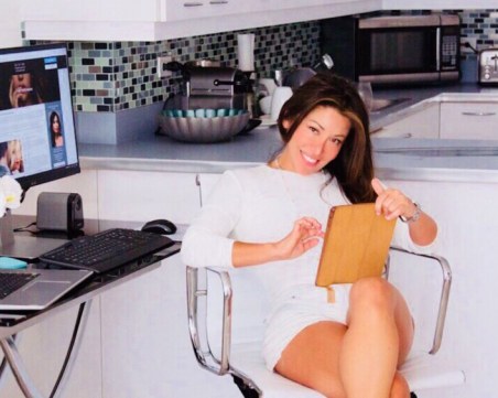 Тя нарича себе си Пепеляшка и получава между 15 и 75 000 долара, за да... сватосва СНИМКИ