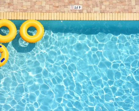 Трима пребиха собственик на басейн, не ги пуснал в комплекса