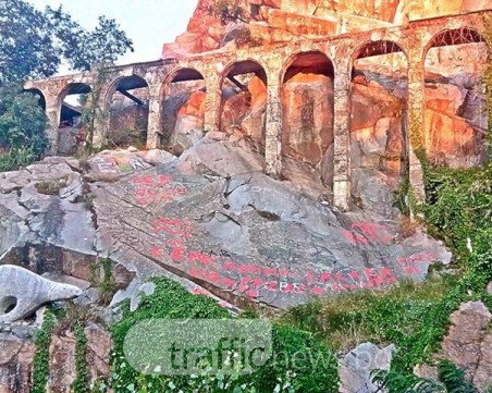 Вандали не пощадиха акведуктите на Бунарджика, нашариха ги с графити