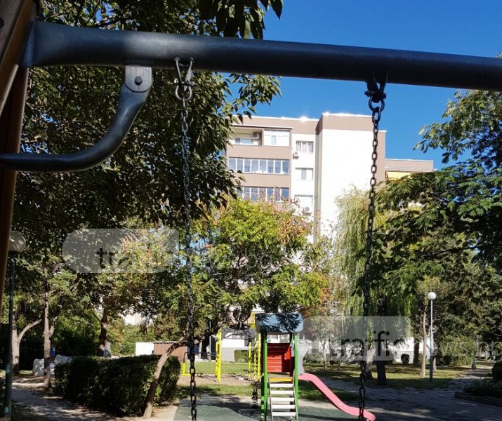 Нова люлка се скъса и дете от Пловдив падна! Баща видя износен закрепващ болт СНИМКИ
