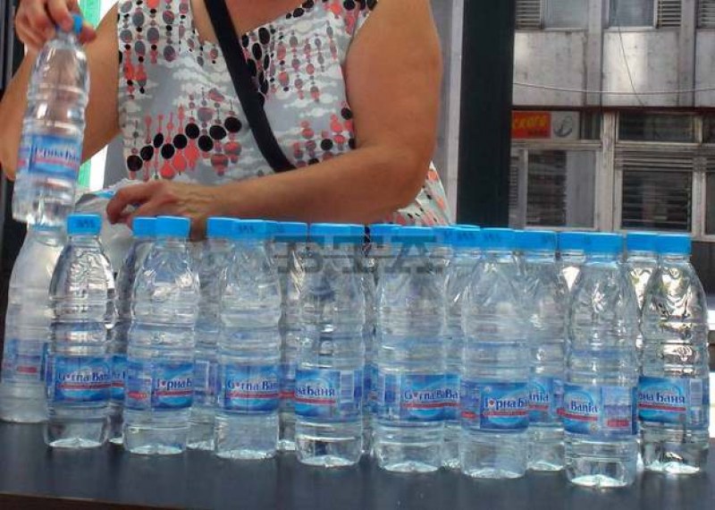 На софиянци им е горещо! Раздават им безплатна минерална вода